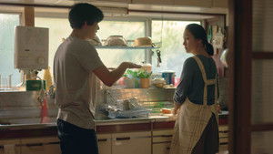 Живя в двух мирах кадр 1 в качестве на Эмбликс Живя в двух мирах кадр 1 онлайн-кинотеатр Эмбликс