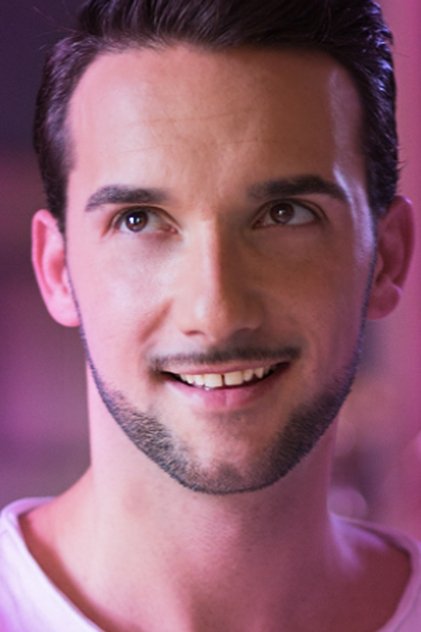 Подборка фильмов с Simon Luca Oldani online на Emblix