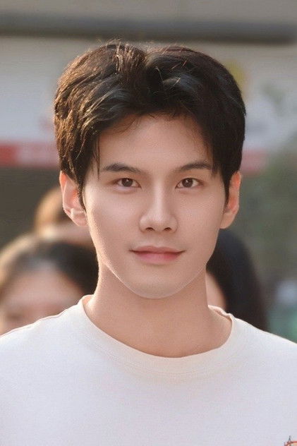 Подборка фильмов с Е Сяо Цю online на Emblix