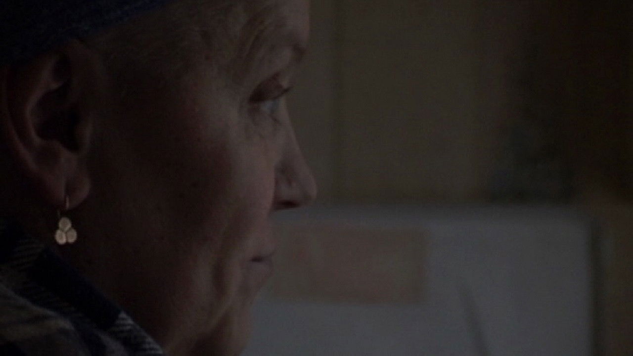 Сидит на лавке. Фото преследование ночью. Он тут рядом сидит. Человек на серых тонах. Он тут рядом сидит.