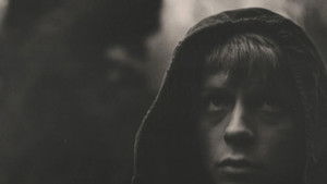 Через кладбище кадр 1 онлайн-кинотеатр Эмбликс