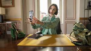 Эмили в Париже кадр 76 на Эмбликс в Hd