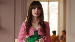 Эмили в Париже кадр 35 на Эмбликс в Hd