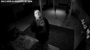 Человек находит кассету кадр 8 онлайн-кинотеатр Эмбликс