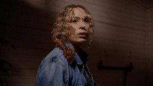 Человек находит кассету кадр 2 онлайн-кинотеатр Эмбликс