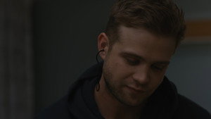 Настройщик кадр 67 онлайн-кинотеатр Эмбликс