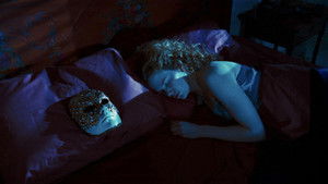 С широко закрытыми глазами кадр 91 онлайн-кинотеатр Эмбликс