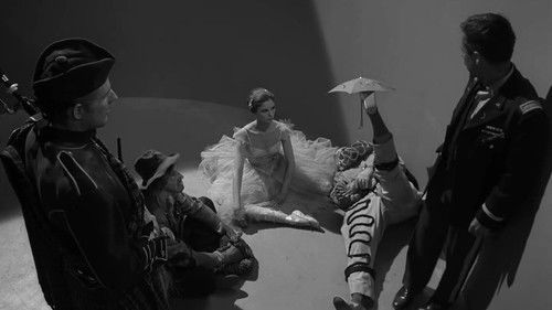 Пять персонажей в поисках выхода