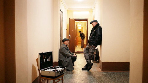 По пятам